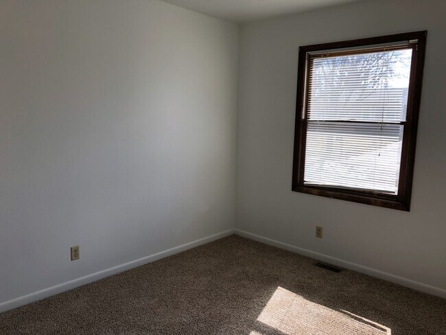 Building Photo - Spacious Rock Island Home with Yard and Garage!