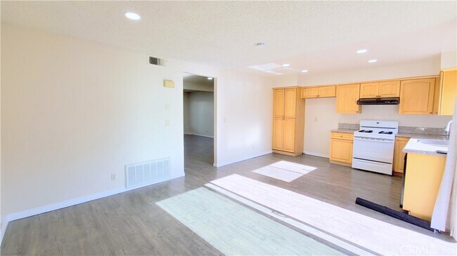 Building Photo - 719 Briarwood Ln