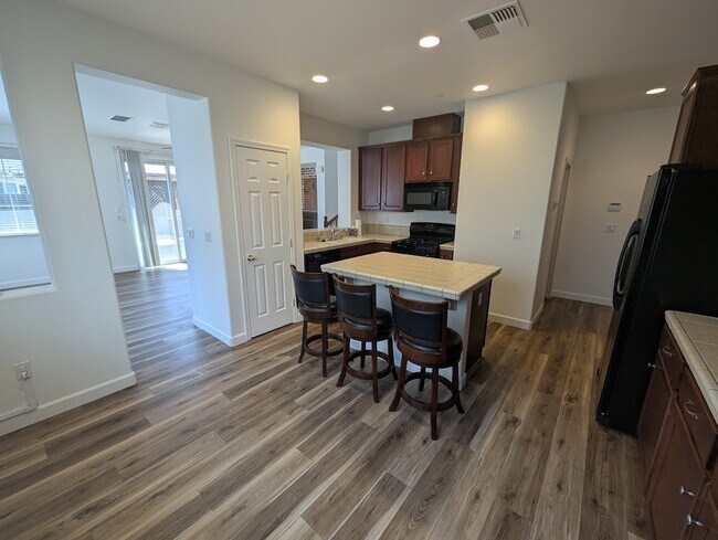 Building Photo - 910 Sierra View Cir