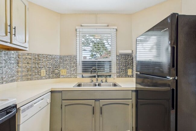 Building Photo - UNCG Area – Chancellors Court Townhomes. Walk to Campus and just minutes to Downtown!