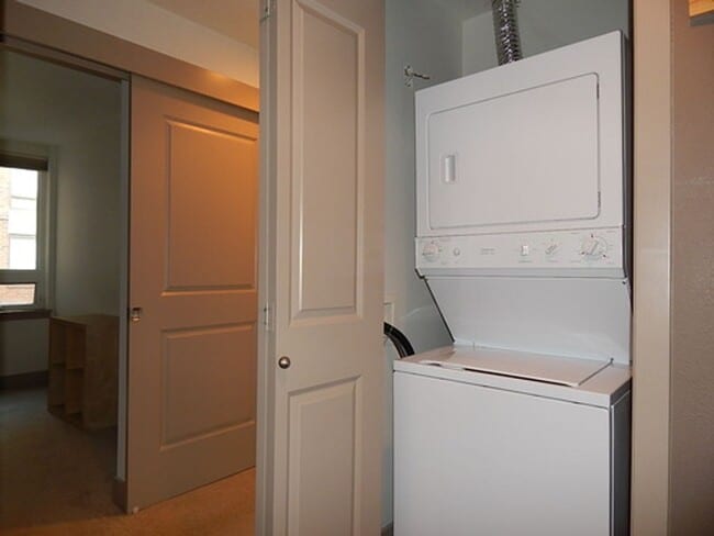 Building Photo - 1 bd 1 bath close to UW.  Water/Sewer/Garbage/Parking/Storage included