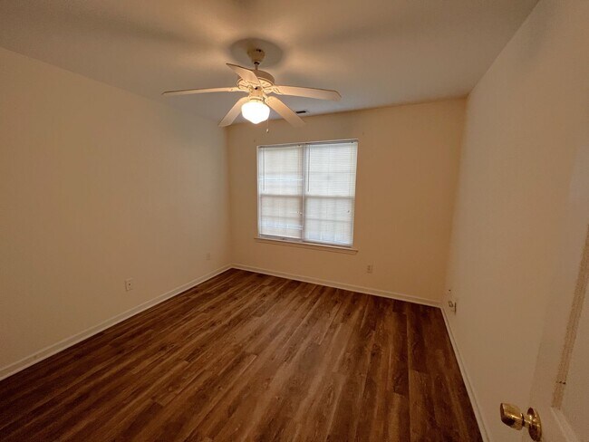 Building Photo - Updated flooring, McClelland Town homes 2BR/2Bath one level patio home, with back court yard! Clo...