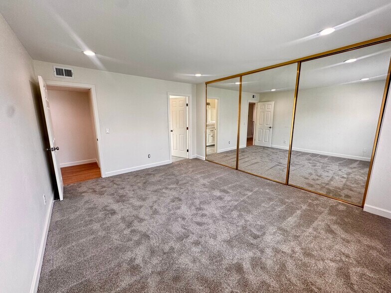 Building Photo - 1102 Cleghorn Dr