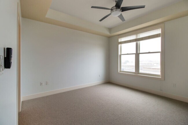 Building Photo - Gorgeous 2 BD/2BA Top Floor Condo In Great Peloton Community! Available August 7!
