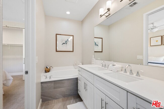 Building Photo - 4415 Paxton Pl