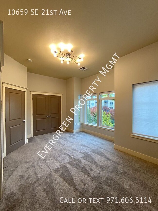 Building Photo - Conveniently Located Townhome With Bonus O...