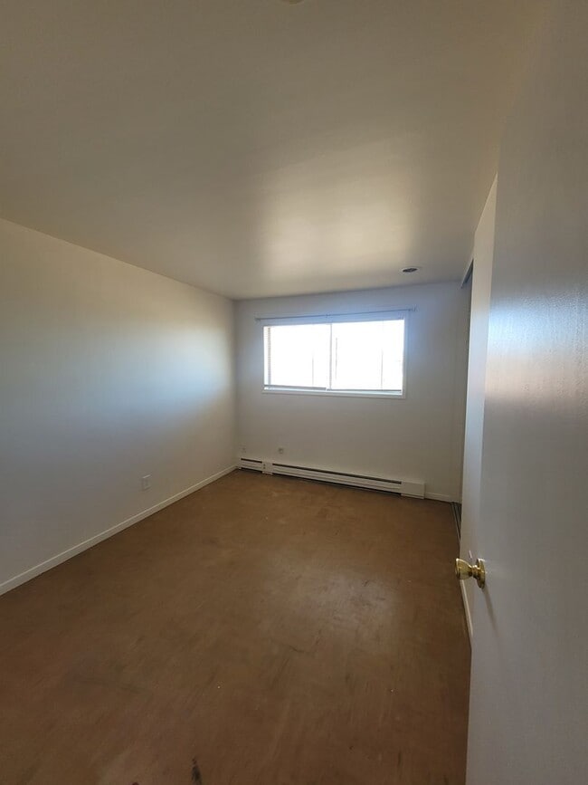 Building Photo - Free January Rent