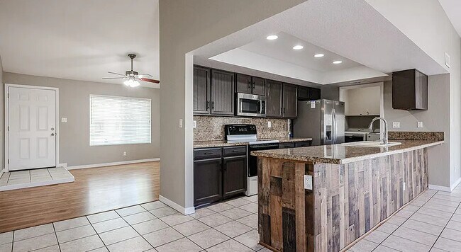 Building Photo - 604 W Kiva Ave