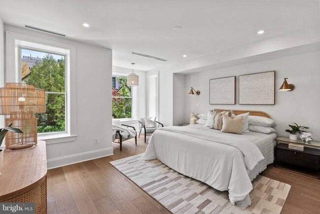 Building Photo - 2460 Ontario Rd NW