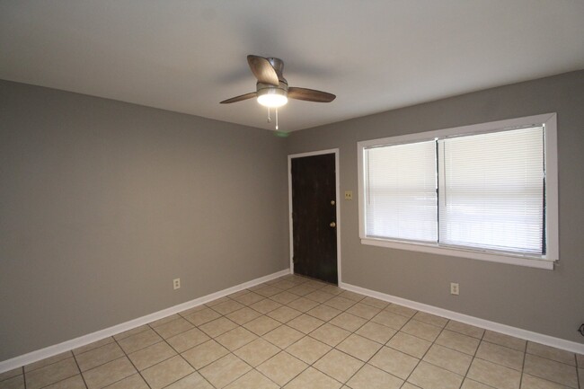 Building Photo - 3 bed 1 bath duplex with almost 1400 sqft ...