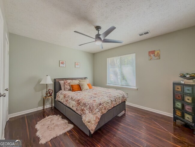 Building Photo - 580 Pineland Cir