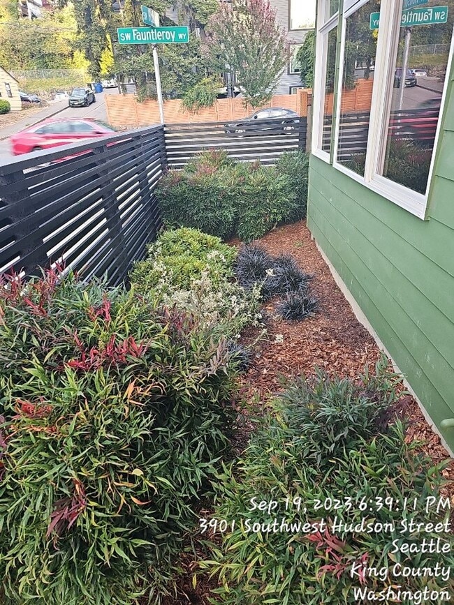 Building Photo - West Seattle townhome - 3 bedroom 3.5 bath...