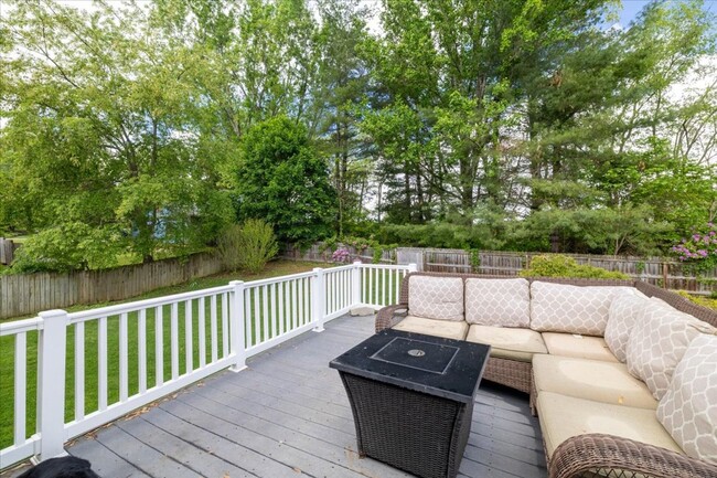 Building Photo - Spacious Home with Amazing Fenced Yard in ...