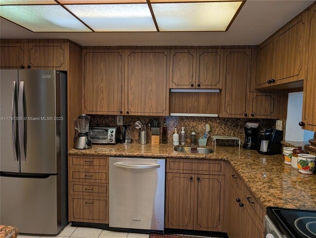 Building Photo - 1501 NE Miami Gardens Dr