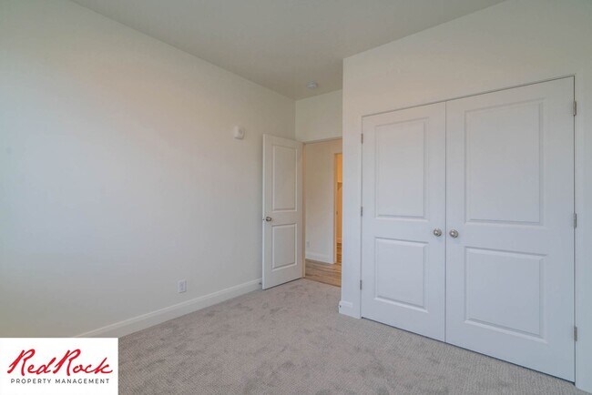 Building Photo - Spacious 3 Bedroom Unit in Desert Color With Pool & Lagoon Access