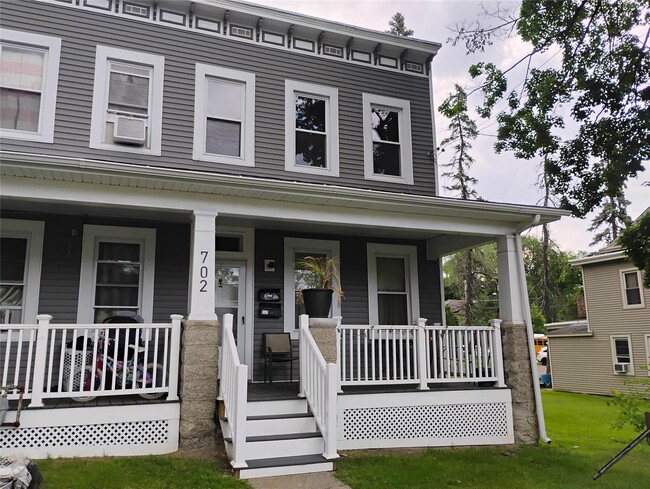 Primary Photo - 702 Broadway