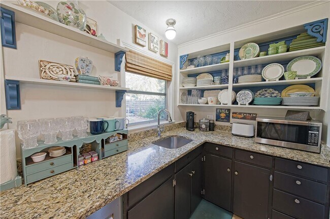 Building Photo - Annual unfurnished 2 bed /1 bath house ava...