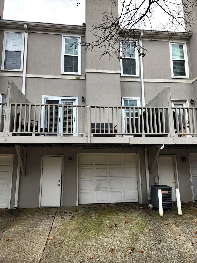 Building Photo - Location, location, location! Beautiful 2BR/1.5BA townhouse in West End Park!