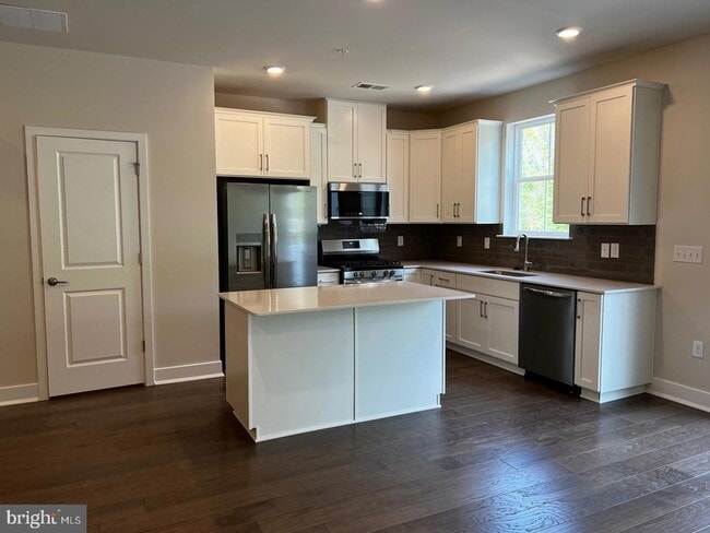 Building Photo - 327 Foundry St