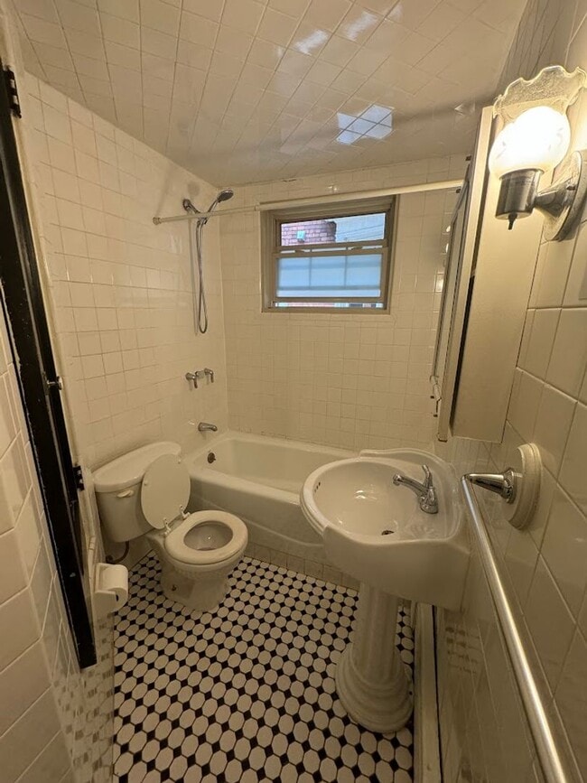 Building Photo - Wonderful First Floor Property!