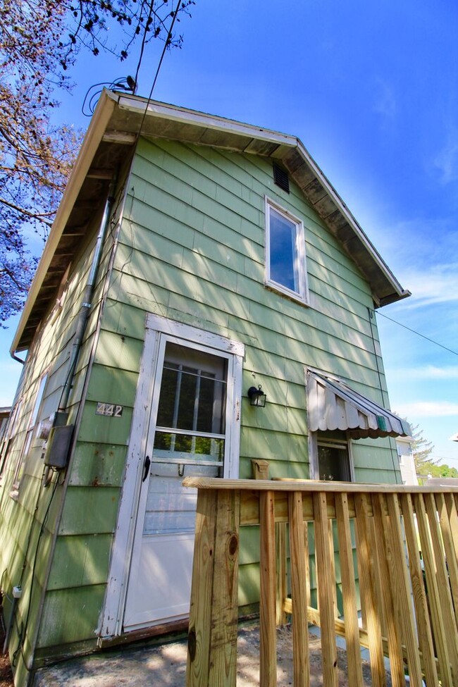 Building Photo - Small house in Wiles Hill section of Morga...