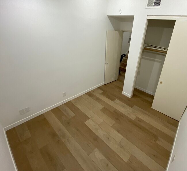 Building Photo - 833 Coriander Dr