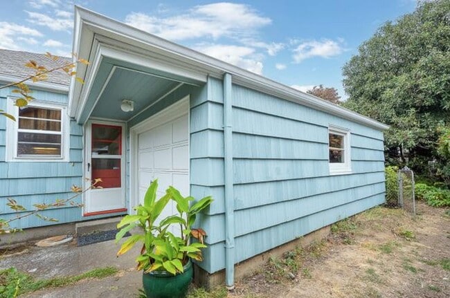Building Photo - 2828 SE 59th Ave