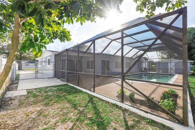 Building Photo - 4725 NW 5th Ct