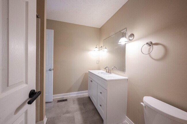 Building Photo - "Charming 2-Bedroom Townhouse Retreat with 2 Full Baths in Fishers – Spacious 1,522 Sq Ft Living!"