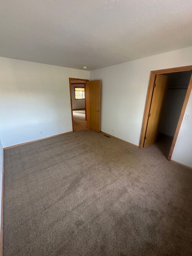 Building Photo - Long Term Glenshire Rental 3 Bed, 2.5 Bath 3 Car Garage