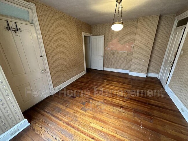 Building Photo - 911 E King St