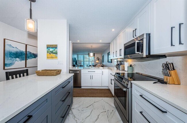 Building Photo - 6083 Bahia Del Mar Cir N