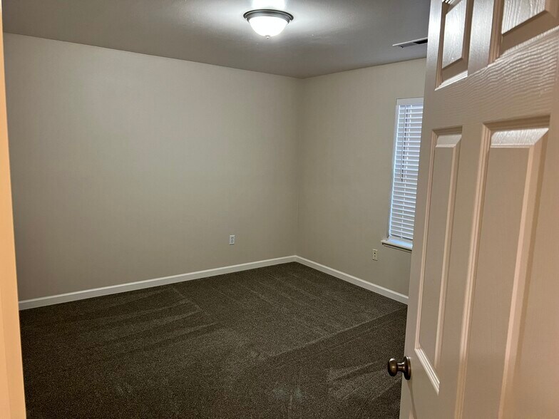 Building Photo - 5553 Glenridge Way