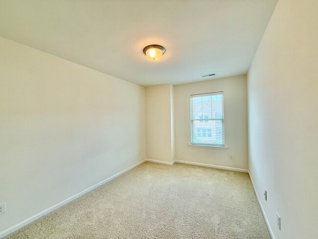 Building Photo - Stunning 3BD, 2.5BA End Unit Townhome in t...
