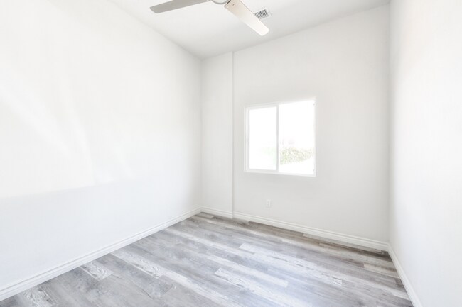 Building Photo - 207 W Cypress Ave
