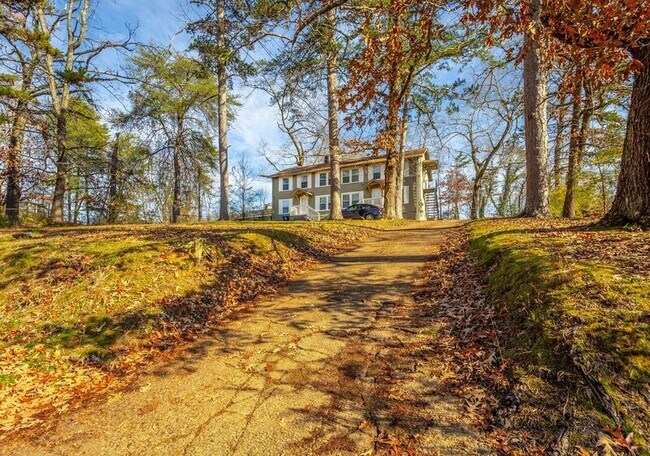 Building Photo - 311 Hedgewood Dr