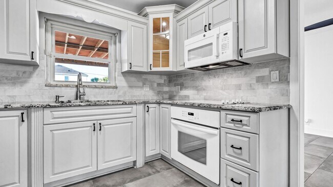 Building Photo - Beautiful S. Tampa 3BR/2BA remodeled home ...