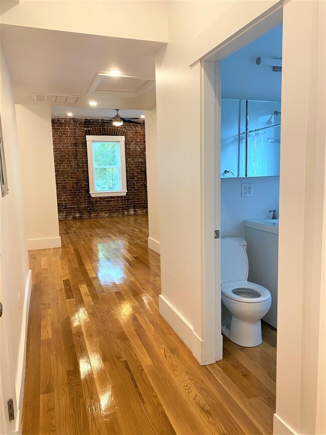 Building Photo - 32 Robinwood Ave