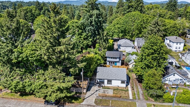 Building Photo - Spacious 4-Bedroom Home in South Capitol O...