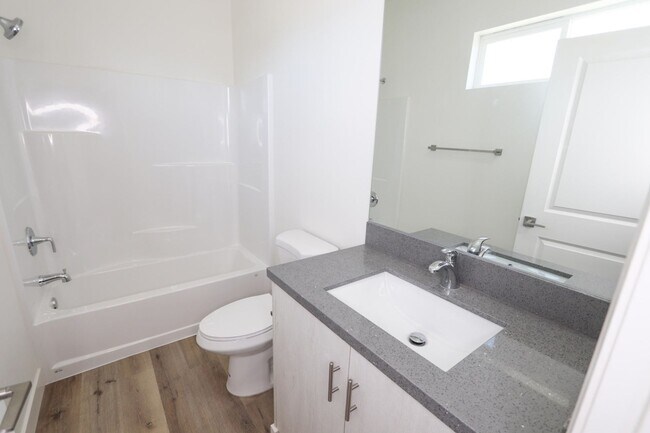 Building Photo - 3 Bedroom, 2 Bath available now! Newer con...