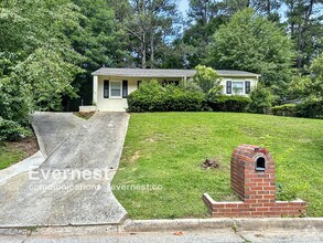 Building Photo - 3-Bedroom Home with Easy Access to Parks a...