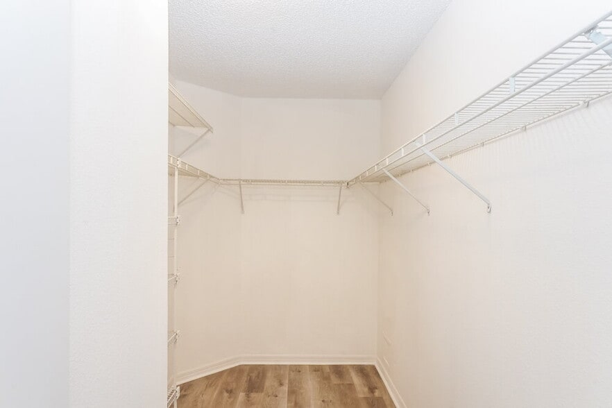 Building Photo - 1917 Excalibur Dr