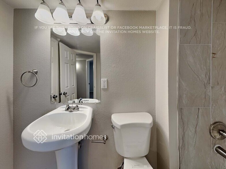 Building Photo - 8151 Meadowcrest Dr