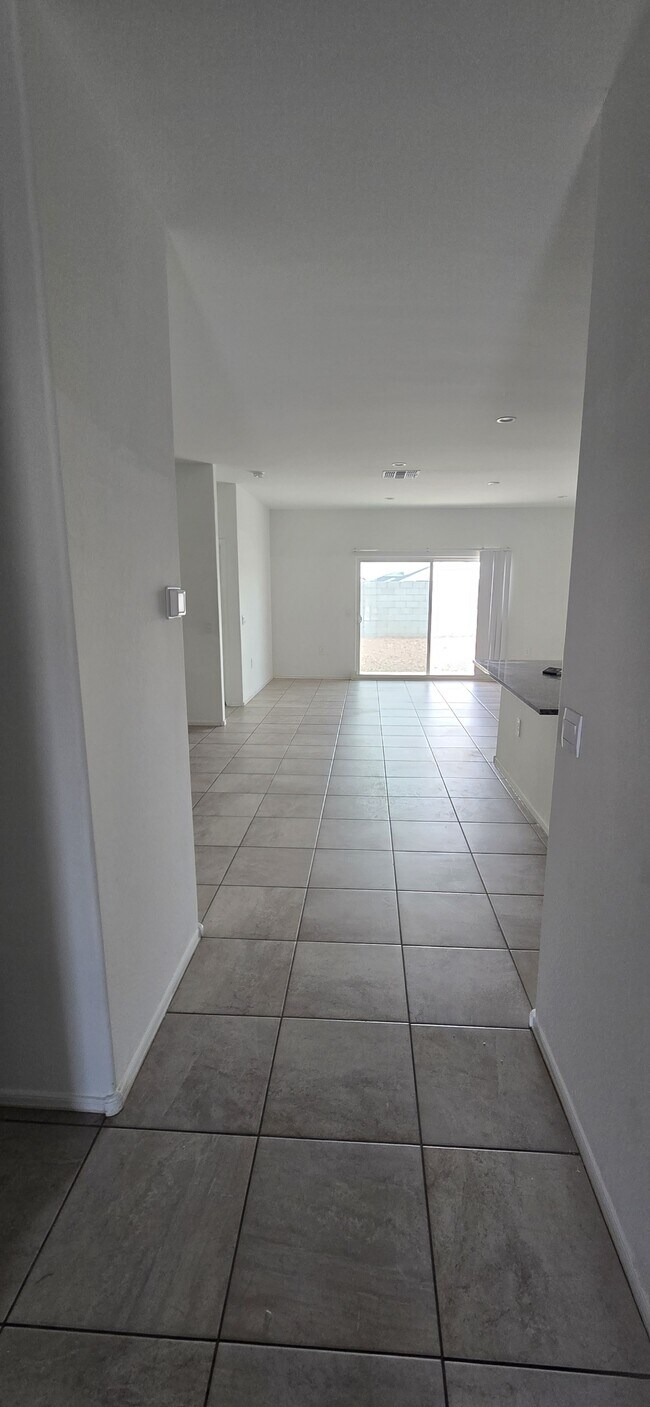Building Photo - 1527 E Lardner Dr