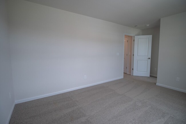 Building Photo - Spacious 4-Bedroom Home - Convenient to Fo...
