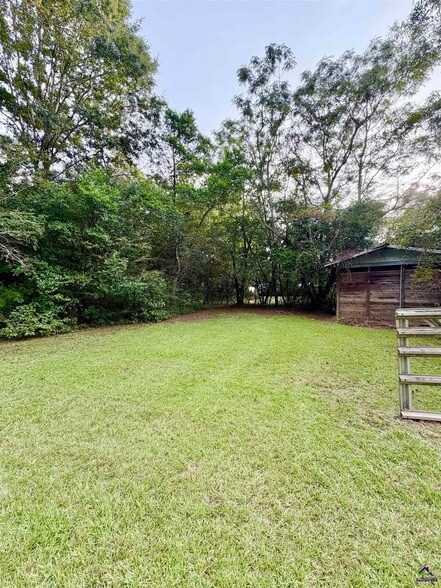Building Photo - 533 Lake Joy Rd
