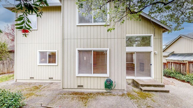 Building Photo - Desirable Skyhawk 3 bedroom Tri-Level Single Family