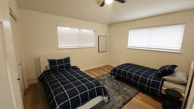 Building Photo - Fully updated 6 bed house!!! 1911 David!