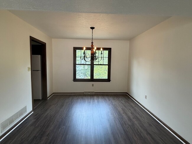 Building Photo - 4 bedroom home - Ross Township
