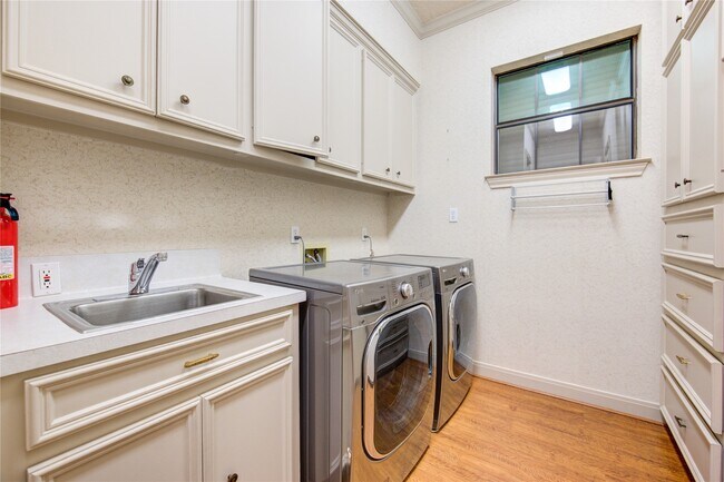 Building Photo - 2510 Potomac Dr